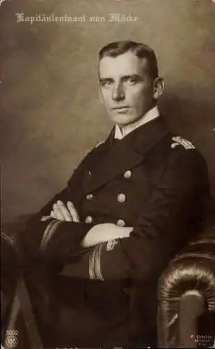 Ak Kapitänleutnant Hellmuth von Mücke, Sitzportrait in Uniform, Kaiserliche Marine