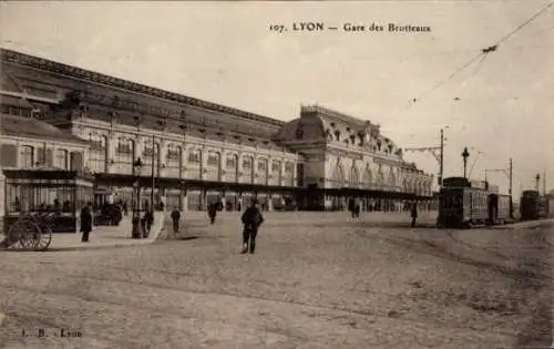 Ak Lyon Rhône, Bahnhof Brotteaux in Lyon, Straßenbahn