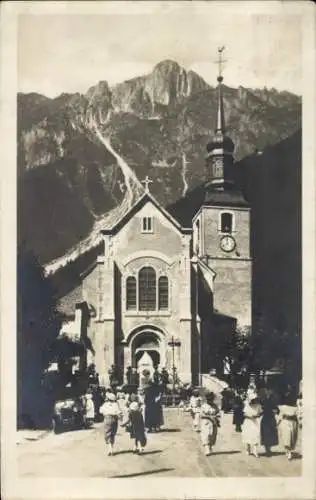 Ak Chamonix Mont Blanc Haute Savoie, Eglise, Sortie de Messe