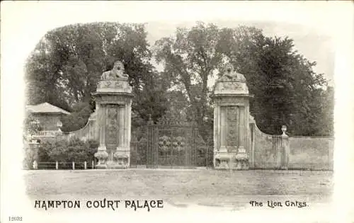 Ak Richmond upon Thames London England, Hampton Court Palace, Lion Gates