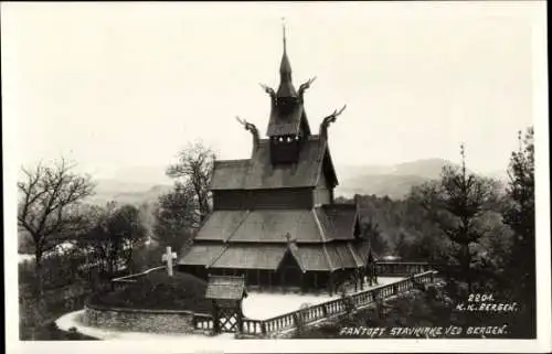 Ak Bergen Norwegen, Fantoft Stavkirke, Kirche mit Panorama