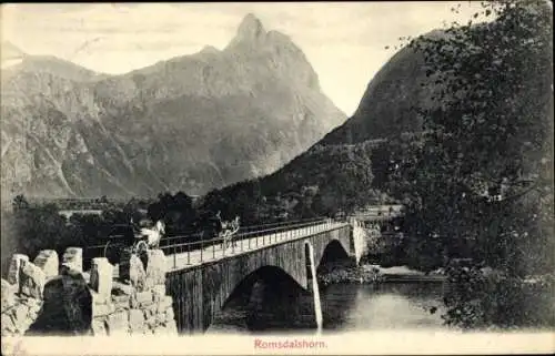 Ak Romsdalshorn Norwegen, Landschaftsaufnahme, Brücke, Kutschen