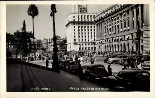 Foto Ak São Paulo Brasilien, Praça Ramos Deazevedo, Straßenansicht, Autos, Passanten