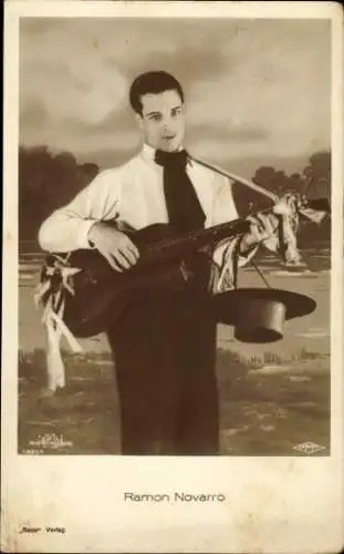 Ak Schauspieler Ramon Novarro, Portrait, Gitarre