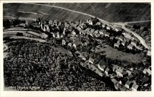 Ak Neumagen Dhron an der Mosel, Das Bild zeigt eine Luftaufnahme von Dhron an der Mosel.