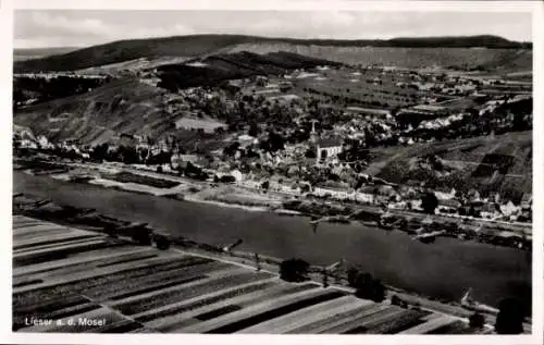 Ak Lieser an der Mosel, Lieser an der Mosel, ein Dorf an der Mosel mit einer Kirche, vielen Hä...