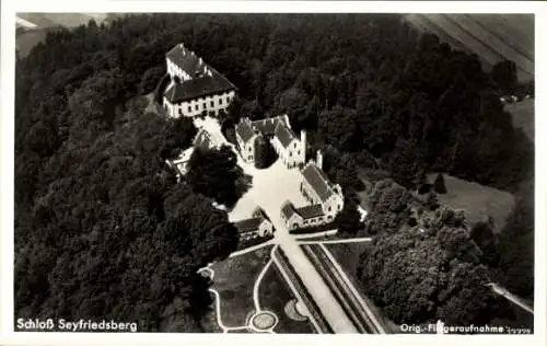 Ak Seyfriedsberg Ziemetshausen in Schwaben, Das Bild zeigt eine Luftaufnahme von Schloss Seyfr...