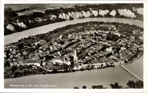 Ak Wasserburg am Inn Oberbayern, Wasserburg am Inn vom Flugzeug aus, Inn,  Brücke, Häuser, Bäume