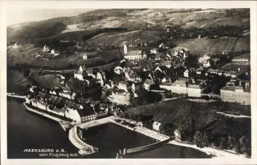 Ak Meersburg am Bodensee, Meersburg a. B. vom Flugzeug aus. Häuser, Felder und eine Kirche sin...