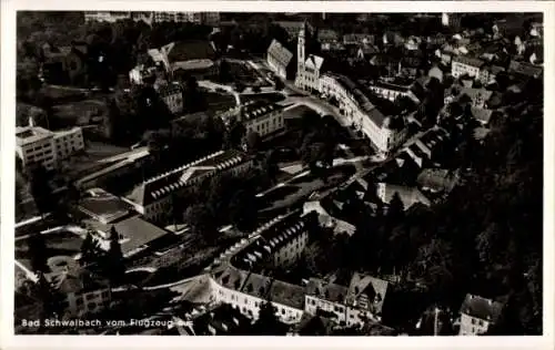 Ak Bad Schwalbach im Taunus, Bad Schwalbach vom Flugzeug aus, Häuser, Straßen, Bäume