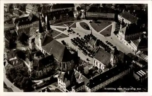 Ak Altötting in Oberbayern, Fliegeraufnahme vom Marktplatz mit Kirche