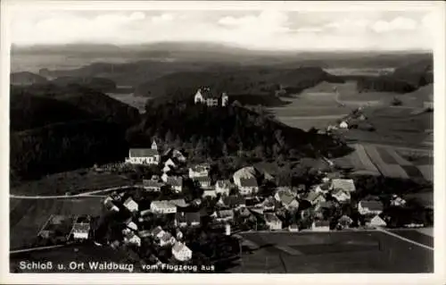 Ak Waldburg in Württemberg, Burg Waldburg, Ansicht von Schloss Waldburg und dem Ort Waldburg a...