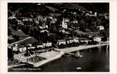 Ak Tegernsee in Oberbayern, Baumgartenalm, Tegernsee vom Flugzeug aus, schwarz-weiß, ein große...