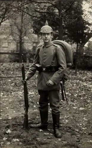 Foto Ak Deutscher Soldat in Uniform, Gewehr, Pickelhaube, Kaiserzeit