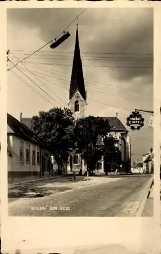 Foto Ak Brunn am Gebirge Niederösterreich, Straßenpartie, Kirche, Kerb