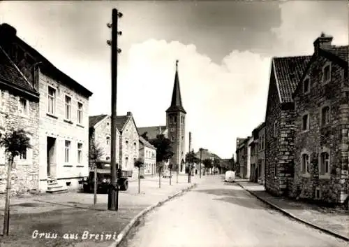 Ak Breinig Stolberg im Rheinland, Straßenszene mit Fachwerkhäusern, Kirchturm, Autos und Bäumen