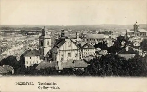 Ak Przemyśl Polen, Blick auf die Stadt Przemysl mit vielen Gebäuden, zwei davon sind Kirchen.