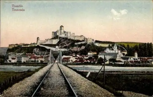 Ak Trenčín Trencsén Trentschin Slowakei, Gesamtansicht, Eisenbahnbrücke