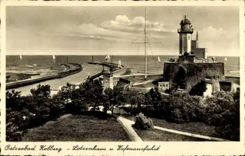 Ak Kołobrzeg Ostseebad Kolberg Pommern, Lotsenhaus u. Hafenausfahrt, Leuchtturm