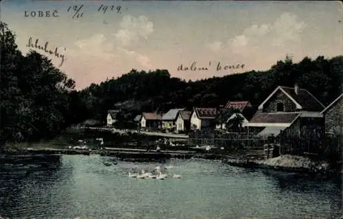 Ak Lobeč Lobes Mittelböhmen, Blick auf den Ort Lobec mit Fluss und vielen Häuschen