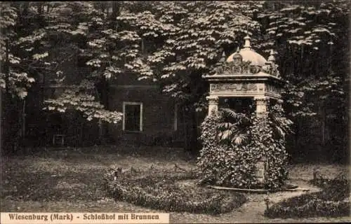 Ak Wiesenburg in der Mark, Schlosshof mit Brunnen