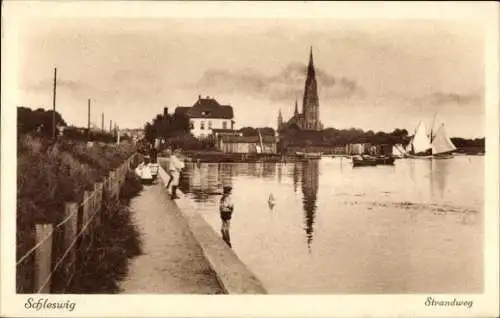 Ak Schleswig in Schleswig Holstein, Strandweg, Blick zur Kirche, Segelboot