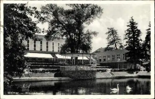 Ak Weimar in Thüringen, Wasserpartie mit Schwänen, Blick auf Stadthalle mit Terrasse