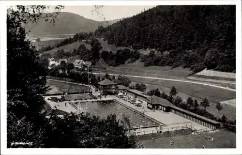 Ak Leutenberg in Thüringen, Blick auf das Schwimmbad, Wald, Schwimmbecken