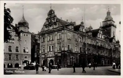 Ak Gotha, Blick aufs Rathaus, Menschen, Autos, Häuser