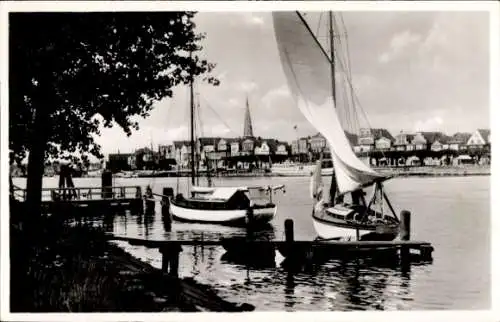 Ak Travemünde Lübeck, Blick vom Priwall auf die Stadt, Segelboote