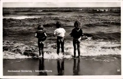 Ak Nordseebad Norderney in Ostfriesland, Saisoneröffnung, Kinder mit nacktem Po am Meer stehend