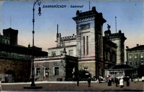 Ak Saarbrücken im Saarland, Partie am Bahnhof, Seitenansicht, Passanten