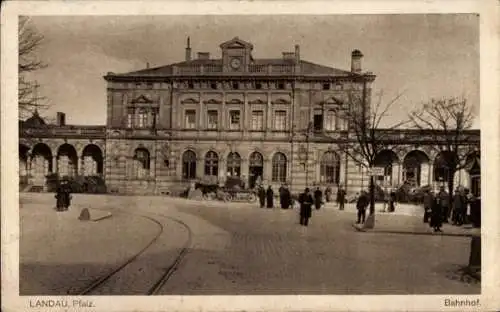 Ak Landau in der Pfalz, Bahnhof, Außenansicht