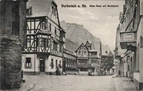 Ak Bacharach am Rhein, Altes Haus mit Marktplatz, Fachwerkbau