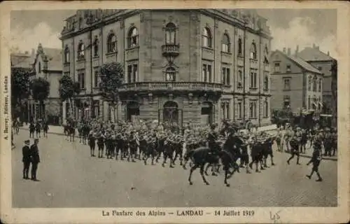 Ak Landau in der Pfalz, La Fanfare des Alpins 14.07.1919, französische Gebirgsjäger, Parade