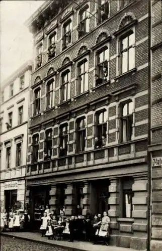 Foto Ak Magdeburg an der Elbe, Straße, Kinder, Geschäfte