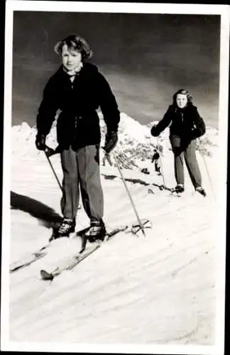 Ak Sankt St. Anton am Arlberg in Tirol, Prinzessin Irene und Beatrix auf Skiern, 1950