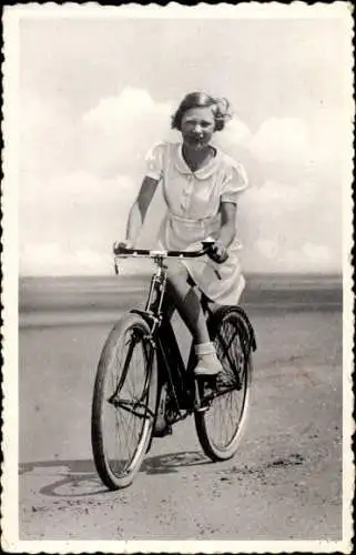 Ak Princesse Josephine Charlotte de Belgique a la Plage, Fahrrad