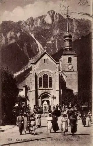 Ak Chamonix Mont Blanc Haute Savoie, Eglise, Sortie de Messe