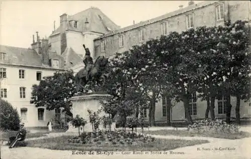 Ak Saint Cyr l'Ecole Yvelines, Cour Rivoli et Statue de Marcean