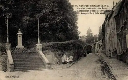 Ak Montfort l'Amaury Yvelines, Escalier conduisant aux Tours, Monument d'Anne de Bretagne