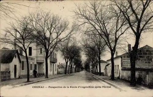 Ak Cognac Charente, Eine schwarz-weiße Straßenansicht zeigt eine Allee mit Bäumen, die von Geb...