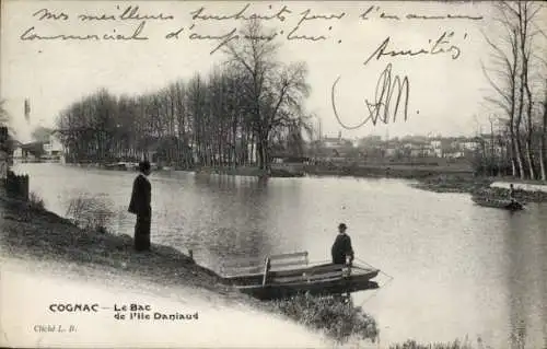 Ak Cognac Charente, Männer am Ufer eines Flusses, im Hintergrund eine Stadt