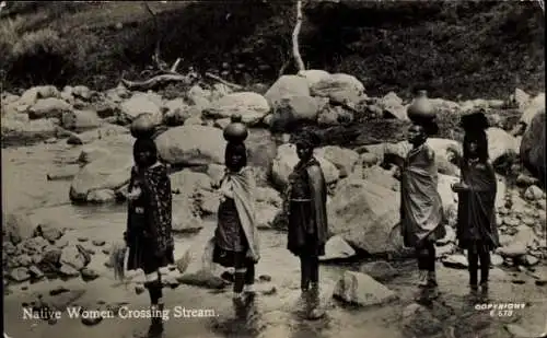 Ak Südafrika, Native Women Crossing Stream