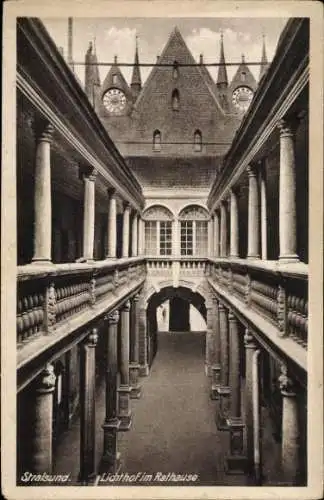 Ak Stralsund in Mecklenburg Vorpommern, Blick in den Lichthof im Rathaus