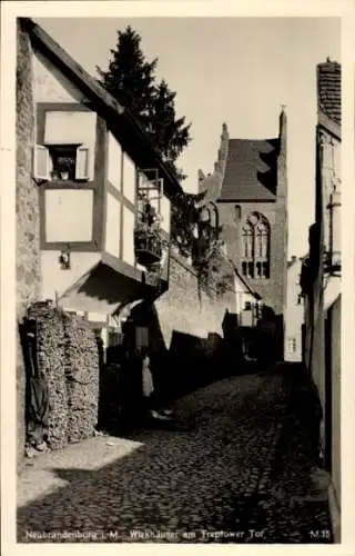 Ak Neubrandenburg, Wiekhäuser am Treptower Tor, Gasse, Holzscheite, Windhäuser