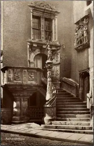 Ak Görlitz in der Lausitz, Rathaustreppe, Wappen, Säule mit Statue, Justitia