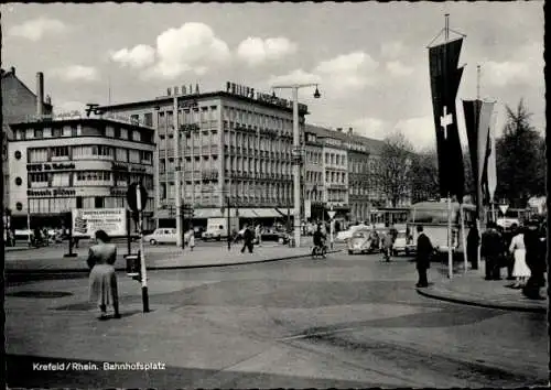 Ak Krefeld am Niederrhein, Bahnhofsplatz, Passanten, Omnibus