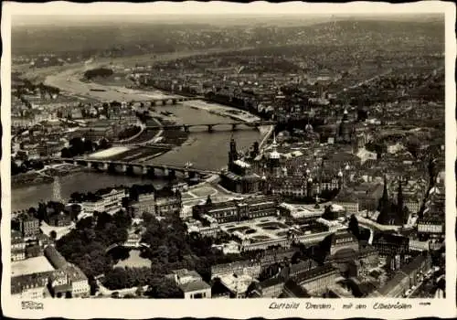 Ak Dresden Altstadt, Gesamtansicht mit den Elbebrücken, Fliegeraufnahme