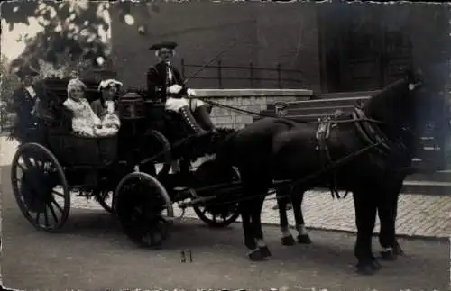 Foto Ak Erfurt in Thüringen, Pferdekutsche, Fahrgäste in historischer Gewandung